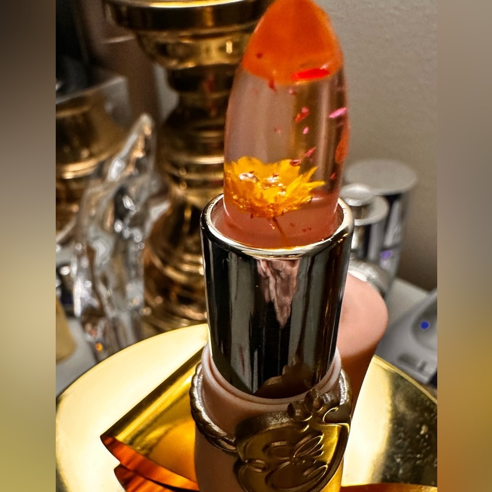 FIRSTFLY LIPSTICK WITH A DAISY 🌼 IN THE MIDDLE. COLOR CHANGING. 4.99 SHIPPING